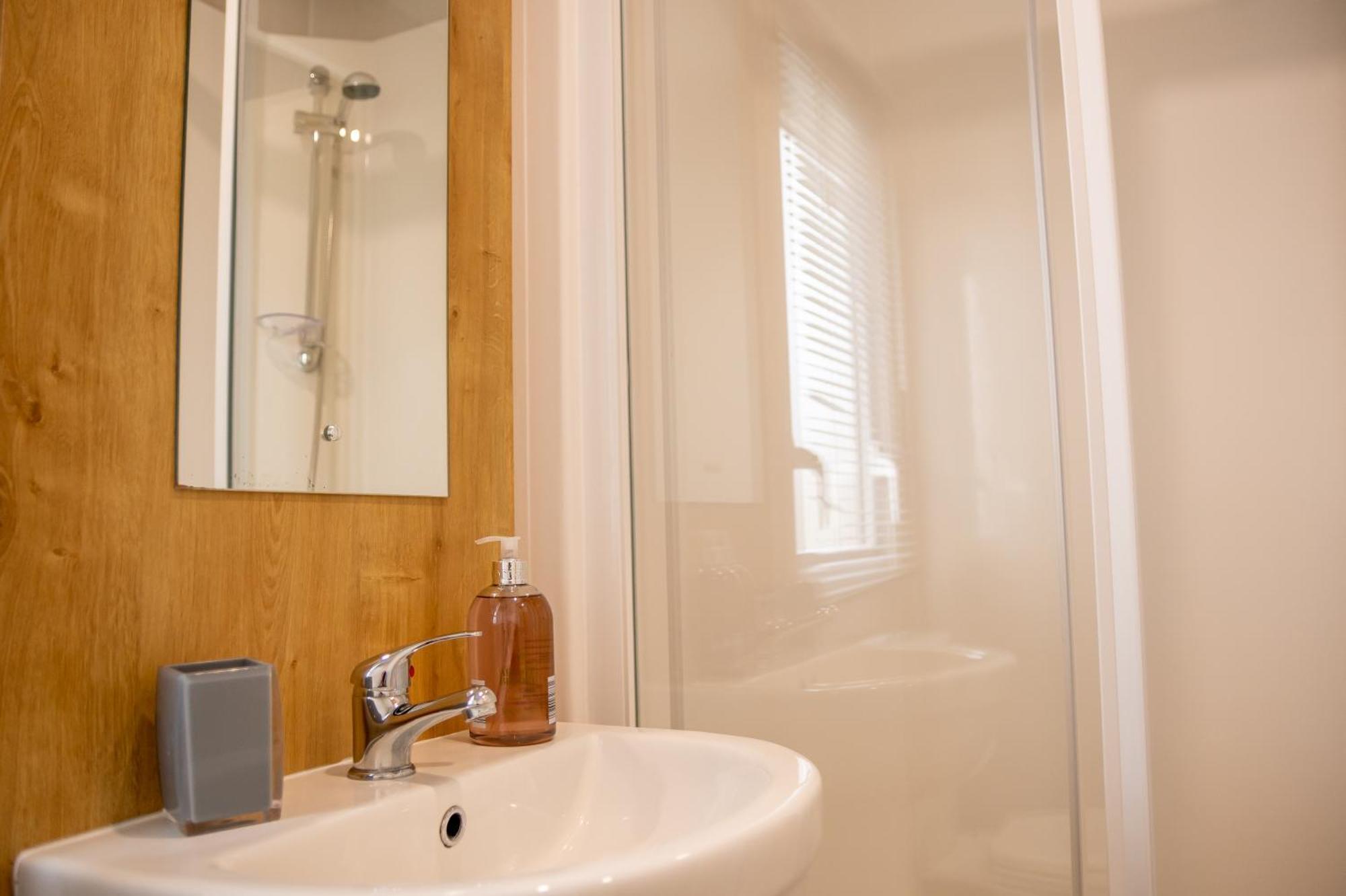 64 Lancaster The Lazy Willow 3 Bedroom Hot Tub Caravan Tattershall Lakes Exterior foto